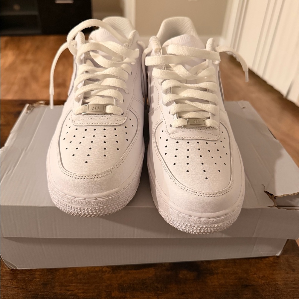 Men's White Low-Top Athletic Sneakers - Classic Lace-Up Comfort
